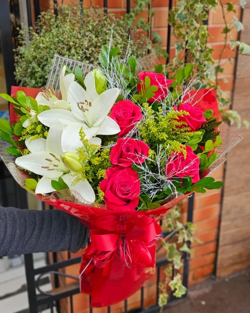 Rosas vermelhas e lírios brancos